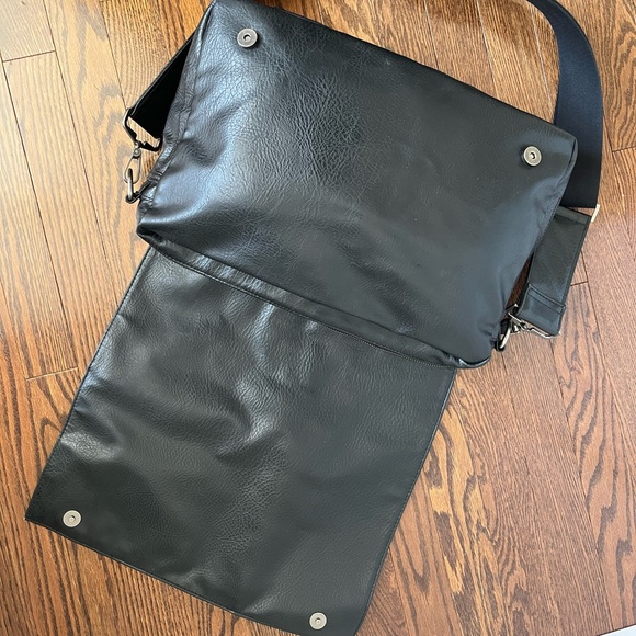 Matt & Nat vegan leather messenger bag - Picture 6 of 10